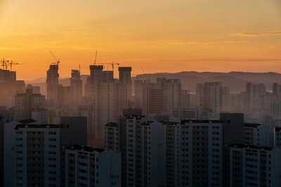 高层建筑在日落
